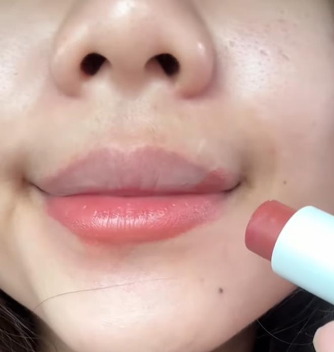 Thỏi son dưỡng 250k mà hút hơn 21 triệu lượt xem vì lên môi quá xinh, 20k comment toàn xin link mua điên cuồng- Ảnh 12.
