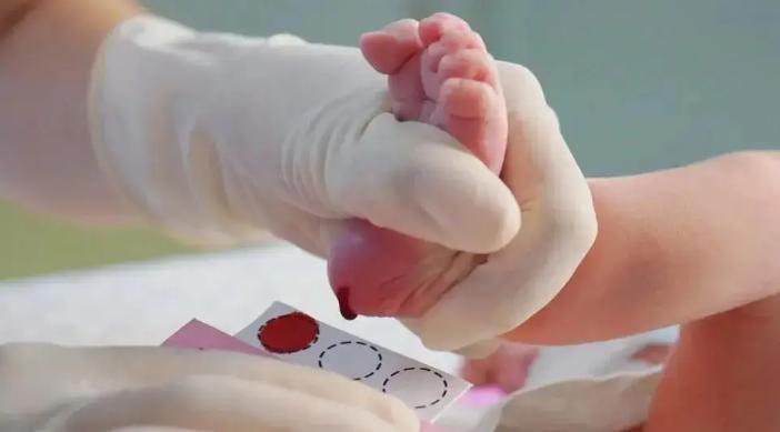 Ngày đầu tiên chào đời của em bé sơ sinh phải vượt 7 CỬA ẢI, bận rộn vô cùng đấy mẹ yêu ạ!- Ảnh 7.