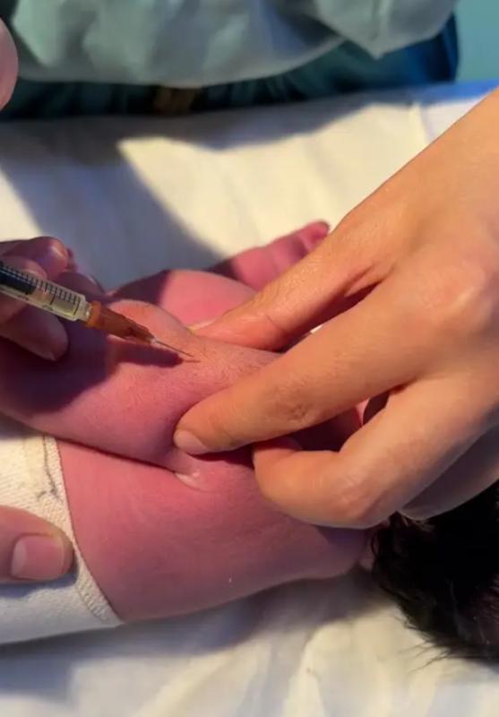 Ngày đầu tiên chào đời của em bé sơ sinh phải vượt 7 CỬA ẢI, bận rộn vô cùng đấy mẹ yêu ạ!- Ảnh 6.