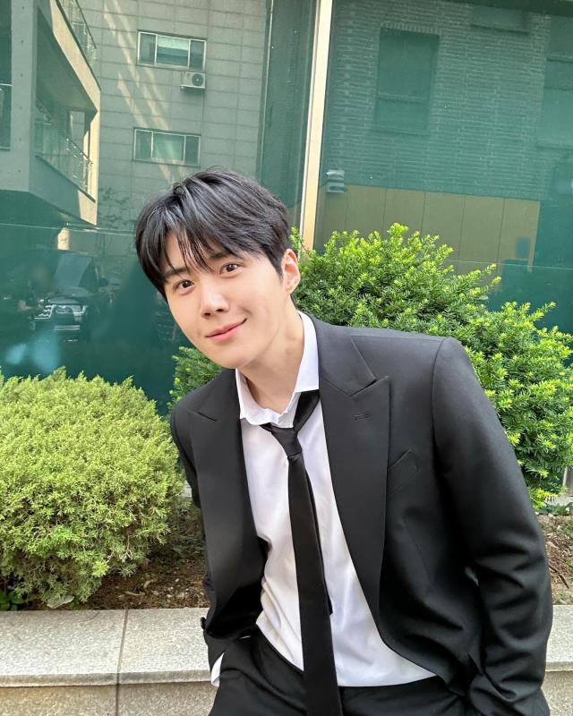 Chiếc má lúm viral khắp cõi mạng của Kim Seon Ho không phải tự nhiên mà có- Ảnh 1.