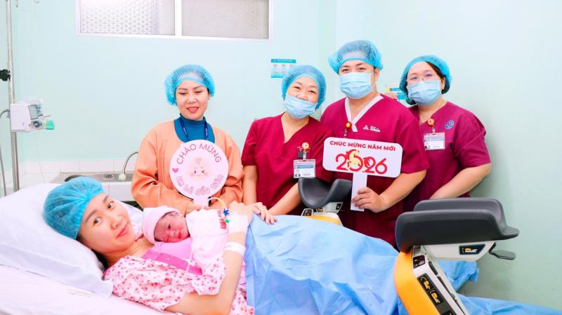 Những tiếng khóc trong veo đêm giao thừa: Mùa xuân bắt đầu từ phòng sinh- Ảnh 3.