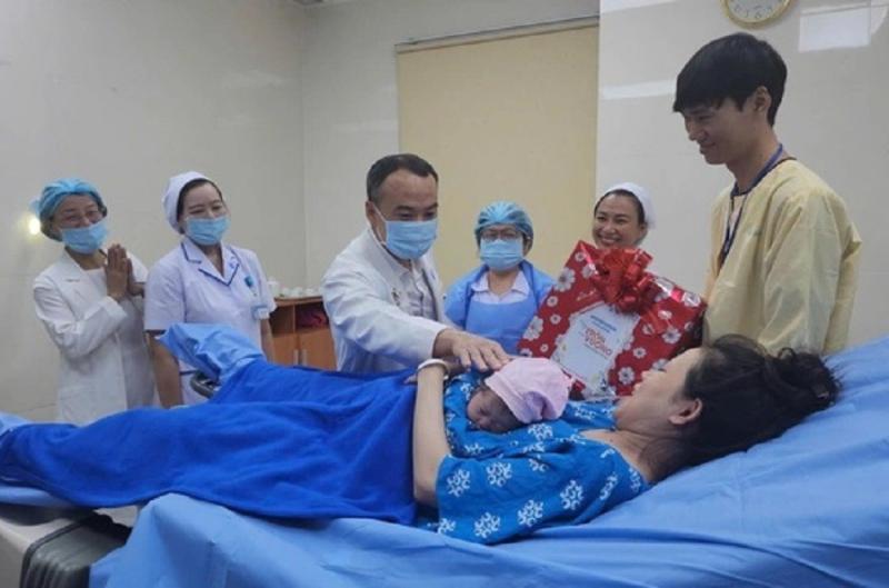 Những tiếng khóc trong veo đêm giao thừa: Mùa xuân bắt đầu từ phòng sinh- Ảnh 4.