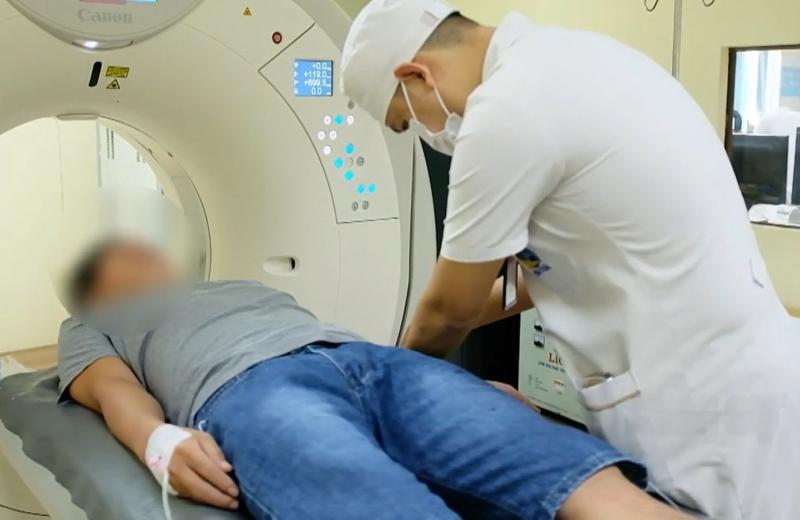 Đang nói chuyện với vợ qua điện thoại, bất ngờ méo miệng đột quỵ- Ảnh 1.