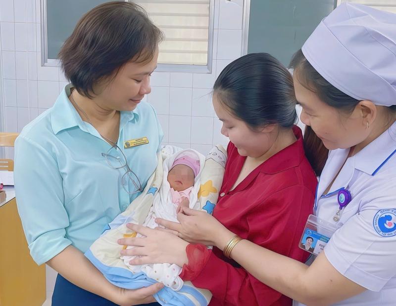 Kỳ tích cứu sống 1 trong 2 bé song thai từ thụ tinh ống nghiệm- Ảnh 1.