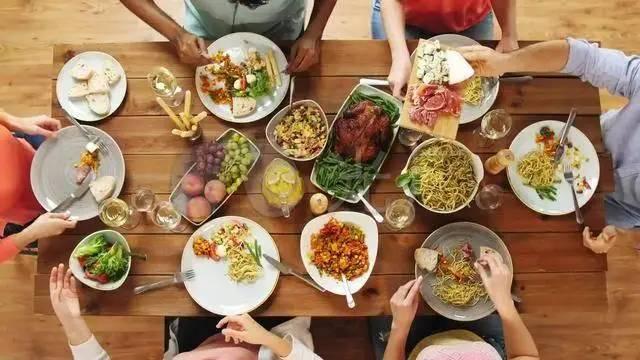 Có nên ăn ít rau hơn khi về già? Các bác sĩ cảnh báo: Người trên 65 tuổi nên tránh 4 thói quen này vì chúng có thể rút ngắn tuổi thọ- Ảnh 1.