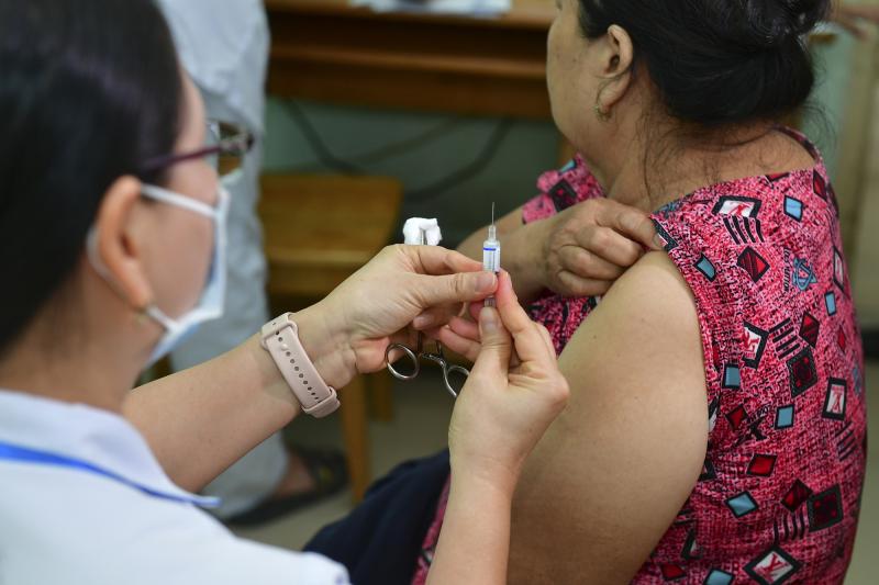 Gần 1.200 người cao tuổi ở TPHCM được tiêm vắc-xin ngừa cúm miễn phí- Ảnh 2.