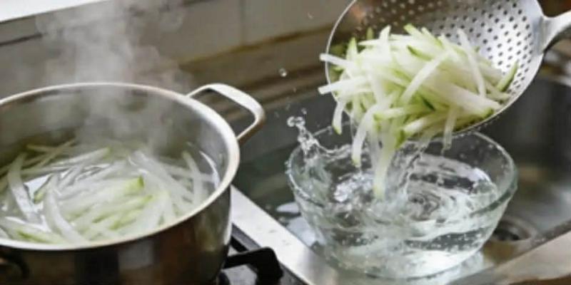 Củ cải đem thái sợi rồi xào cùng nguyên liệu này vừa ngon miệng, lại giàu canxi tốt cho xương từ già đến trẻ- Ảnh 6.