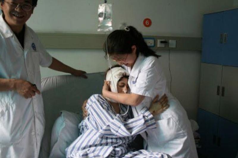 Hai lần cận tử sau trận động đất, người phụ nữ tiết lộ: Một giọng nói bí ẩn đã kéo tôi lại- Ảnh 2.