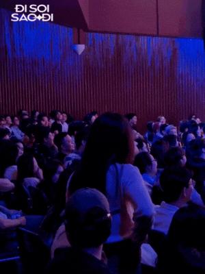 "Tóm dính" Khả Ngân tình tứ đi xem kịch với trai lạ, còn công khai khoác tay cười nói rộn ràng giữa đêm khuya- Ảnh 2.