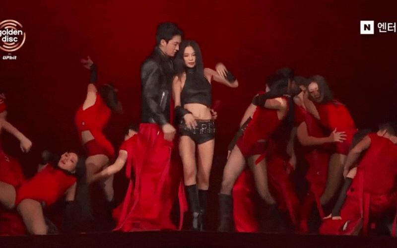 Jennie đốt mắt ở “Grammy Hàn Quốc”, hở bạo tương tác thân mật với vũ công nam không sợ thứ gì- Ảnh 2.