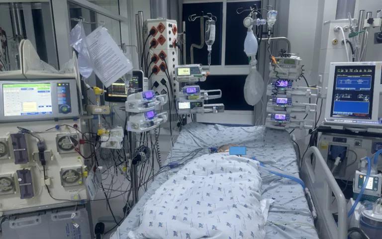Lọc máu cứu sống bệnh nhi tay chân miệng nguy kịch- Ảnh 1.