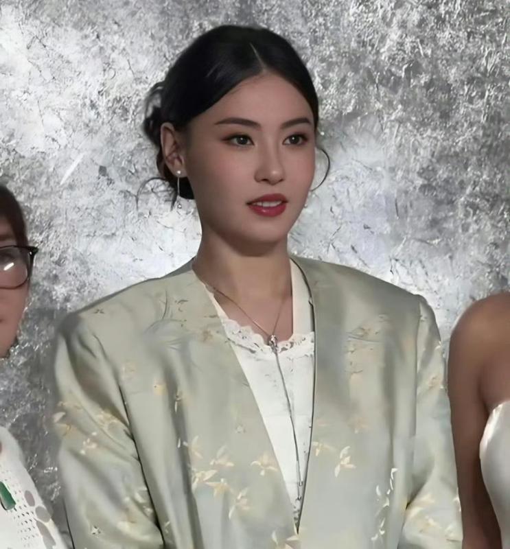 Cam thường mới không còn vết tích thẩm mỹ của Trương Bá Chi- Ảnh 12.