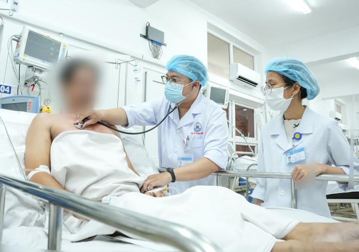 Người đàn ông suýt mất mạng vì tự ý sử dụng xịt hen phế quản- Ảnh 1.