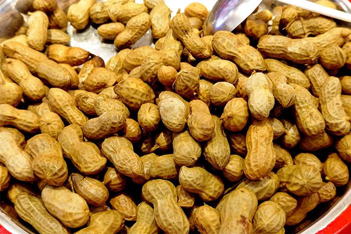 Luộc lạc chỉ cho muối chưa đủ, làm cách này lạc sẽ ngọt mềm, không thâm đen- Ảnh 1.