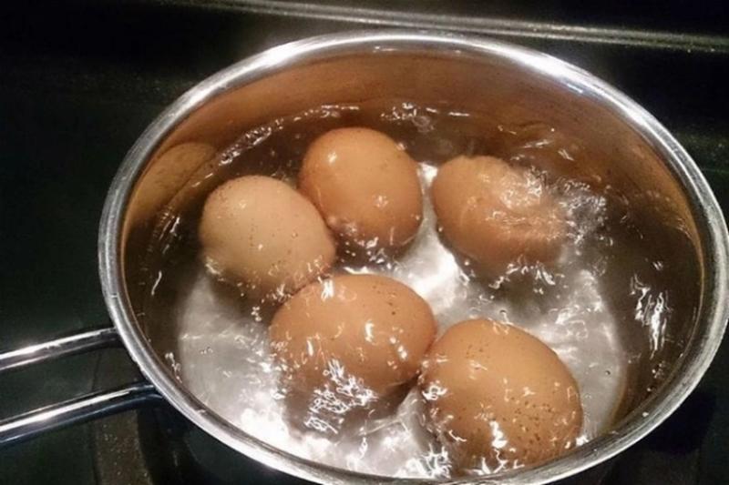 Nên luộc trứng bằng nước lạnh hay nước sôi? Thì ra bấy lâu rất nhiều người hiểu sai- Ảnh 1.