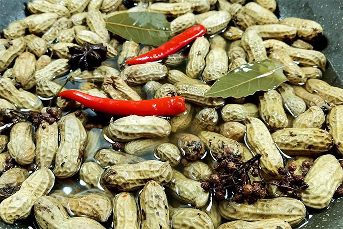 Luộc lạc chỉ cho muối chưa đủ, làm cách này lạc sẽ ngọt mềm, không thâm đen- Ảnh 3.