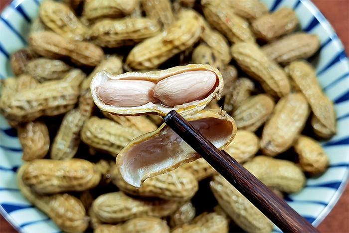 Luộc lạc chỉ cho muối chưa đủ, làm cách này lạc sẽ ngọt mềm, không thâm đen- Ảnh 5.