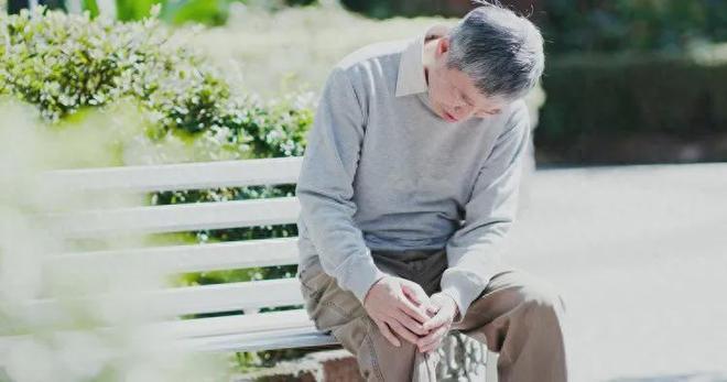 Cụ ông 72 tuổi sống một mình nhiều năm vẫn mắc giang mai: BS chỉ ra 