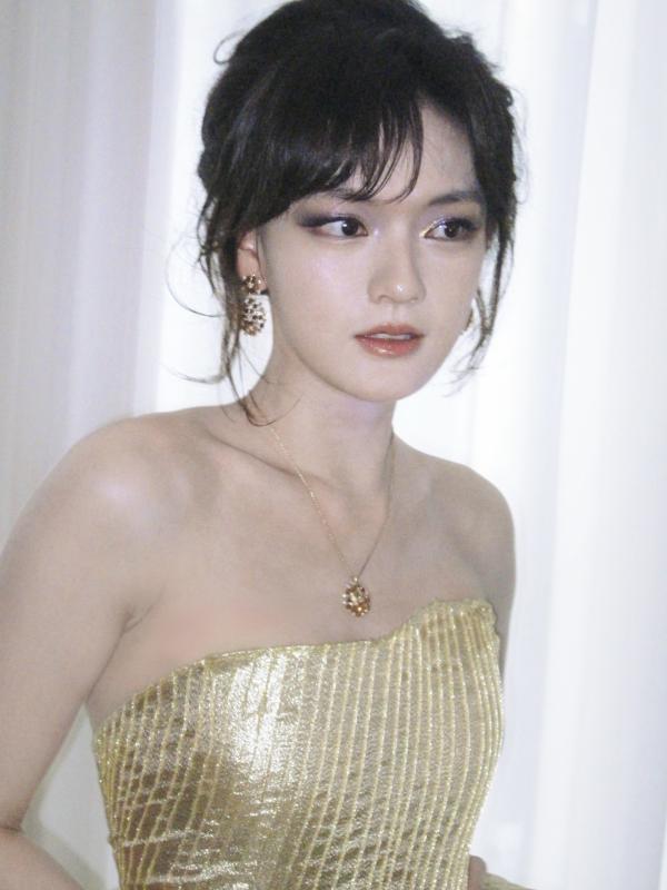 Clip sốc: Nàng thơ 2003 bị người đàn ông lạ mặt quấy rối, dồn vào góc tường trong rạp chiếu phim- Ảnh 2.