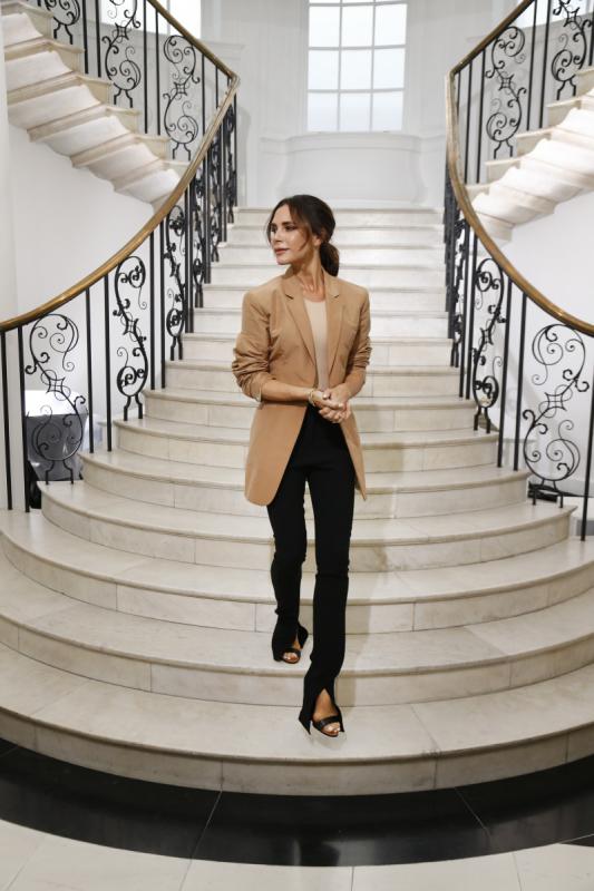 4 item giúp Victoria Beckham trở thành biểu tượng thời trang từ năm này qua năm khác- Ảnh 3.