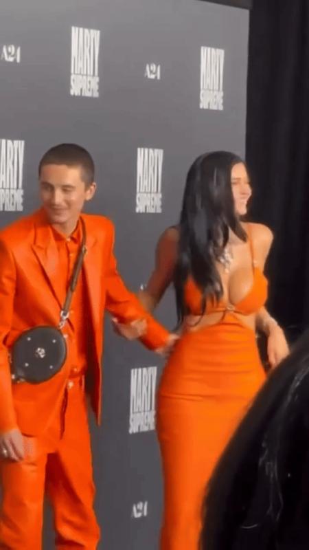 Kylie Jenner tự chạm ngực liên tục giữa chốn đông người, chuyện gì vậy?- Ảnh 3.