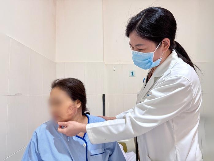 Người phụ nữ nhập viện cấp cứu sau khi chích lể, giác hơi- Ảnh 3.