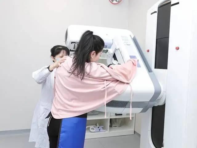 Phụ nữ sống thọ hay không, nhìn vào vòng 1 là thấy: 3 dấu hiệu ở ngực nhiều chị em xem nhẹ nhưng lại là “đèn đỏ” sức khỏe- Ảnh 2.