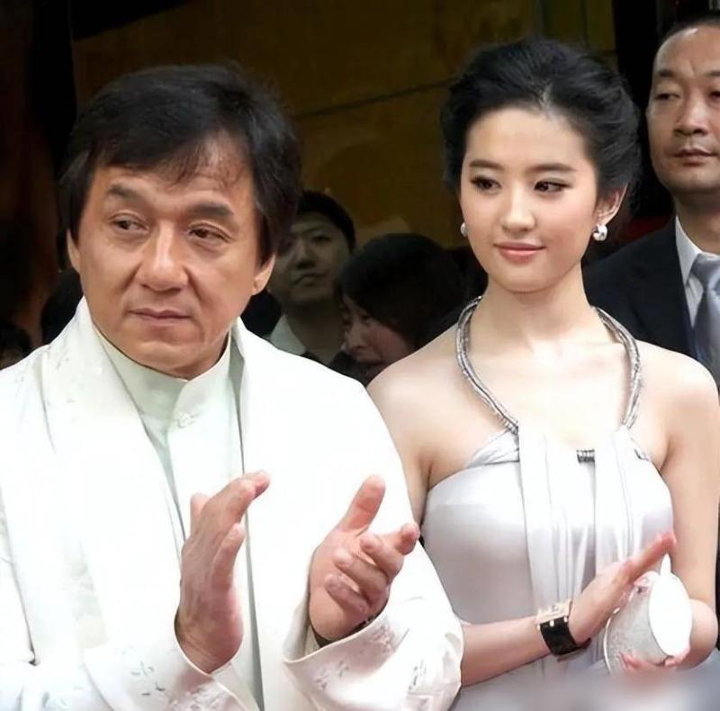 Lưu Diệc Phi lộ nhân cách thật khi bị phóng viên sàm sỡ giữa họp báo- Ảnh 3.