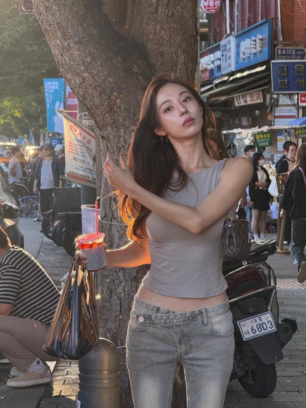 Hot girl đường phố mặc đơn giản vẫn hút hơn 16 triệu người xem là ai?- Ảnh 3.