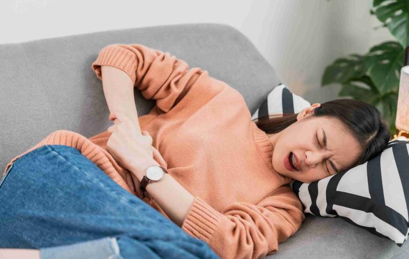 Nếu là phụ nữ, BS nói có 5 dấu hiệu đau bụng này thì 