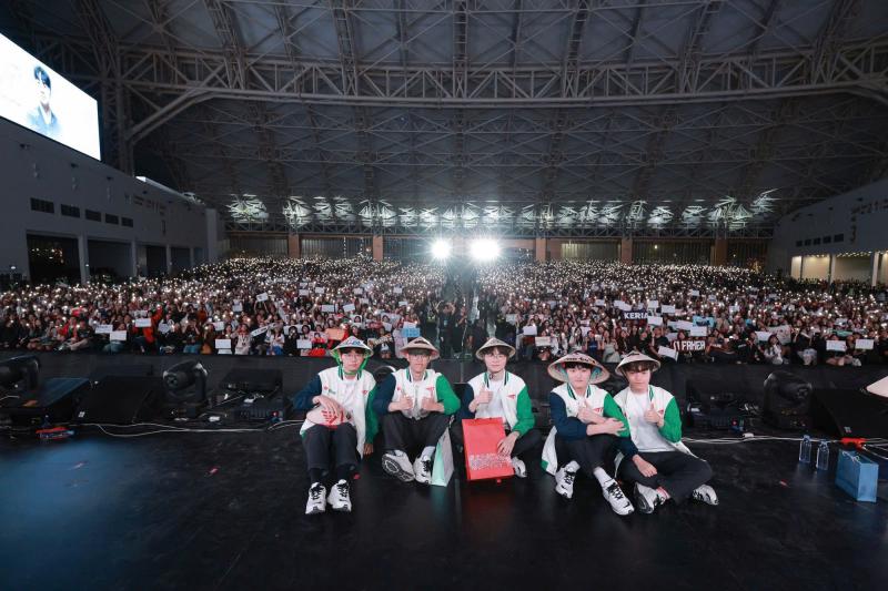 Fan meeting T1 tại Việt Nam: Sự kiện hoành tráng nhưng nhiều tranh cãi, ban tổ chức nói gì?- Ảnh 1.