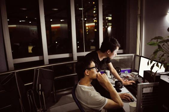 Hệ lụy kép "ngủ ngày, cày đêm"- Ảnh 1.