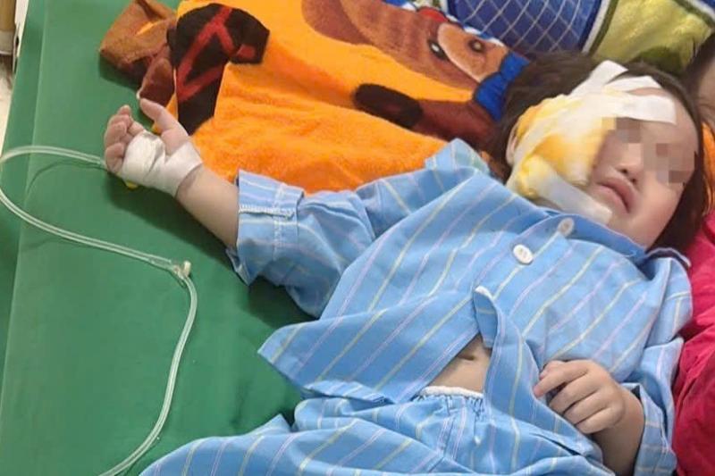Sập trần thạch cao giờ ngủ trưa, một trẻ mầm non bị thương nặng- Ảnh 2.
