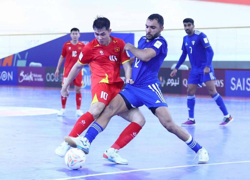 Giải châu Á: Lội ngược dòng trong "mưa bàn thắng", tuyển Việt Nam đua tranh ngôi đầu với Thái Lan- Ảnh 1.