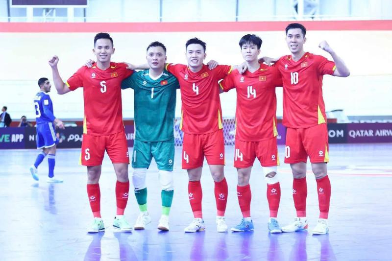 Giải châu Á: Lội ngược dòng trong "mưa bàn thắng", tuyển Việt Nam đua tranh ngôi đầu với Thái Lan- Ảnh 2.