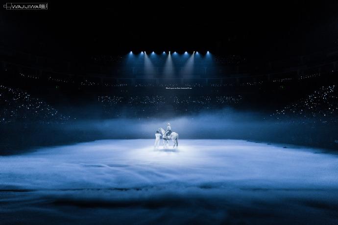 Concert không sân khấu đầu tiên của showbiz: "Cậu bé vàng" cưỡi ngựa đẹp như cổ tích, thua bạch mã hoàng tử đúng cái tên- Ảnh 7.