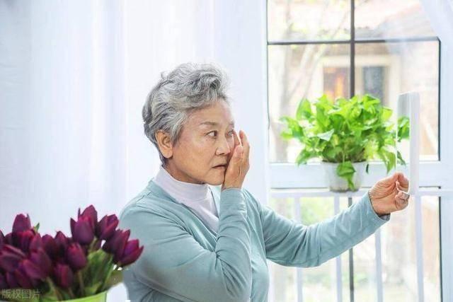 “Tôi 74 tuổi nhưng bị nhầm mới ngoài 60”: Bí quyết trẻ lâu không nằm ở kem dưỡng, mà ở một điều ít ai ngờ tới- Ảnh 2.