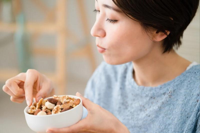 Ít ai ngờ 1 thực phẩm lành mạnh ăn sai cách có thể khiến mỡ máu cao gấp 10 lần bình thường: Tết nhà nào cũng có- Ảnh 2.