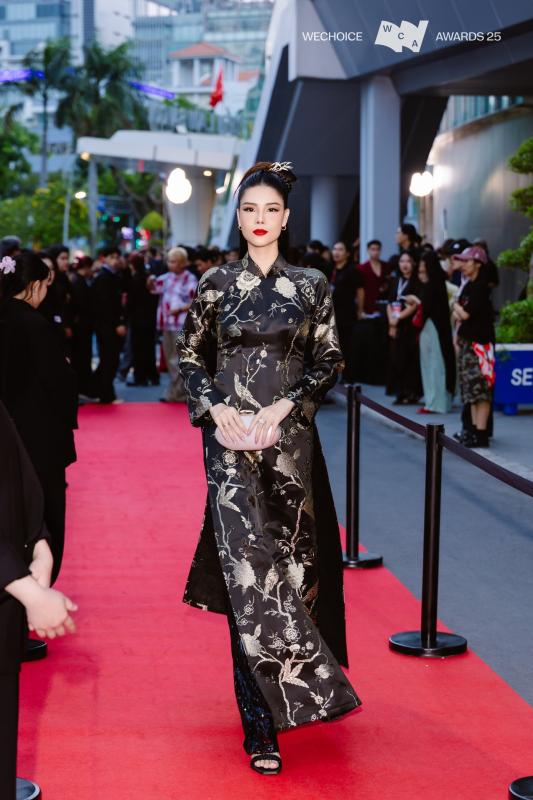 Kỳ Hân - vợ Mạc Hồng Quân khoe visual phát sáng trên thảm đỏ WeChoice Awards, mẹ 2 con vóc dáng vẫn nuột nà- Ảnh 2. Kỳ Hân - vợ Mạc Hồng Quân khoe visual phát sáng trên thảm đỏ WeChoice Awards, mẹ 2 con vóc dáng vẫn nuột nà- Ảnh 2.