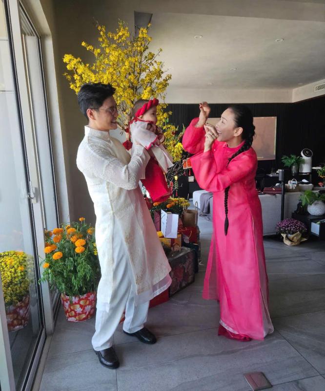 Ngô Thanh Vân lần đầu hé lộ gương mặt con gái, Tết đầu tiên của bé Gạo gây sốt với màn nhận lì xì xứng danh ái nữ- Ảnh 1.