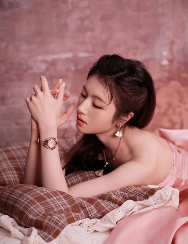 Hóa điên với hoàng tử - công chúa đẹp nhất Đêm Hội Weibo 2026: Visual sáng rực khung hình, mang đám cưới đến giùm- Ảnh 1.