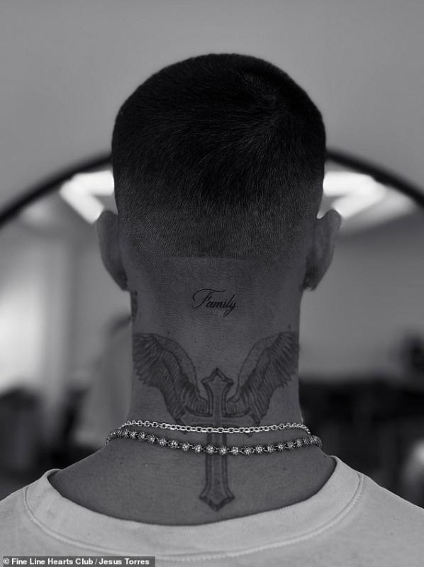 Drama nhà Beckham chưa dừng: Brooklyn Beckham xóa hình xăm cha mẹ, hai em trai lập tức có động thái "dằn mặt" cực gắt- Ảnh 2.