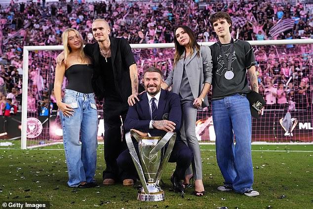 Giữa drama gia đình, Victoria và David Beckham gây sốt khi gặp gỡ 