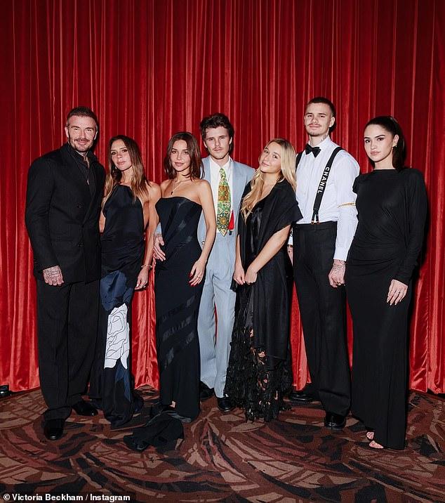 Cả nhà Beckham lên đồ sang chảnh, khí chất tài phiệt dự tiệc, cậu cả Brooklyn vẫn tự cô lập khỏi gia đình- Ảnh 1.