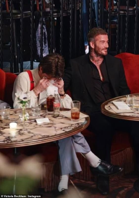 Cả nhà Beckham lên đồ sang chảnh, khí chất tài phiệt dự tiệc, cậu cả Brooklyn vẫn tự cô lập khỏi gia đình- Ảnh 4.