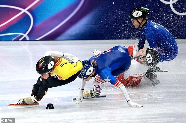 Kinh hoàng Olympic: VĐV bị giày của đối thủ cứa vào mắt, buộc nằm cáng rời sân- Ảnh 2.