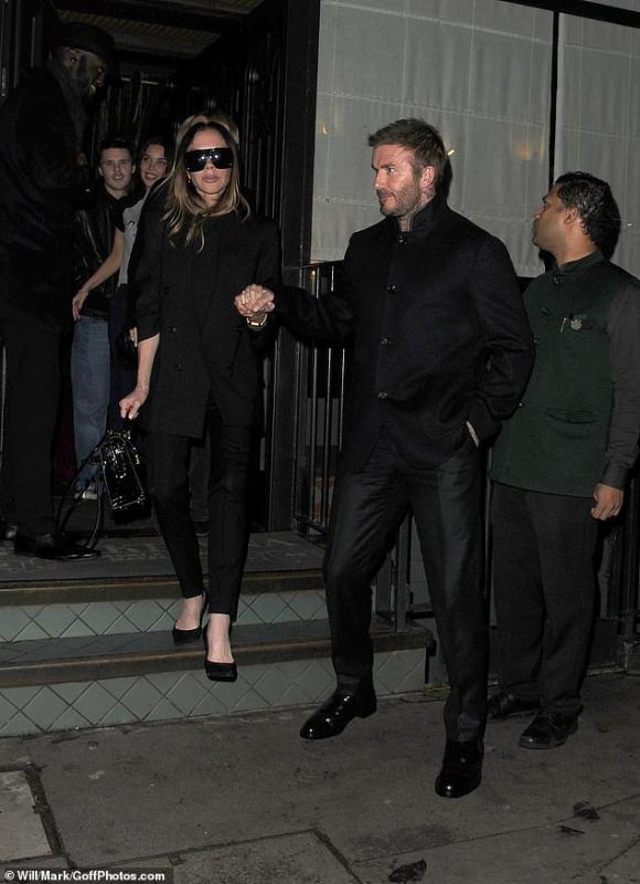 Beckham tình tứ nắm tay Victoria, tiểu thư Harper khoe visual sáng bừng trong buổi tiệc xa hoa nhưng Brooklyn 