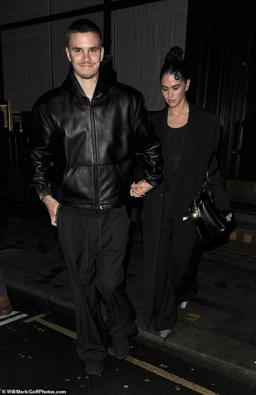 Beckham tình tứ nắm tay Victoria, tiểu thư Harper khoe visual sáng bừng trong buổi tiệc xa hoa nhưng Brooklyn 