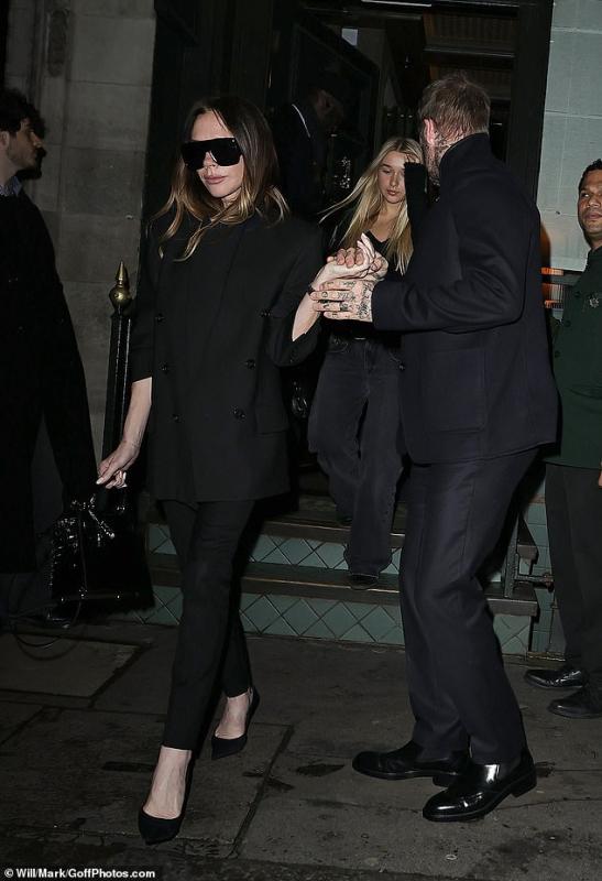 “Cam thường” bắt cận nhan sắc tiểu thư Harper Beckham, biểu cảm buồn bã giữa drama gia đình gây chú ý- Ảnh 4.