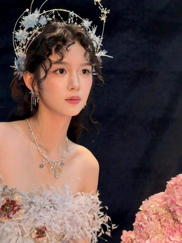 Không thể tin đây là mỹ nhân đẹp chấn động thế gian: Thần nữ bước ra từ tranh sơn dầu, bút nào vẽ cho nổi- Ảnh 5.